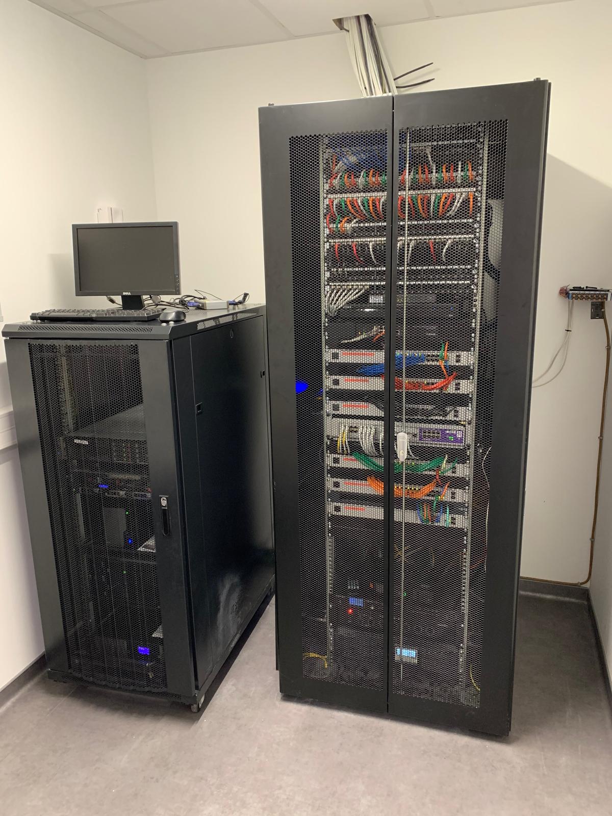 Deux baies serveurs et leurs câblages réseau installés par CN-Tech